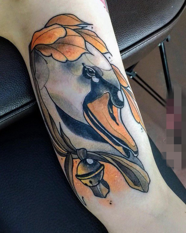 女生手臂上彩绘大雁纹身图案