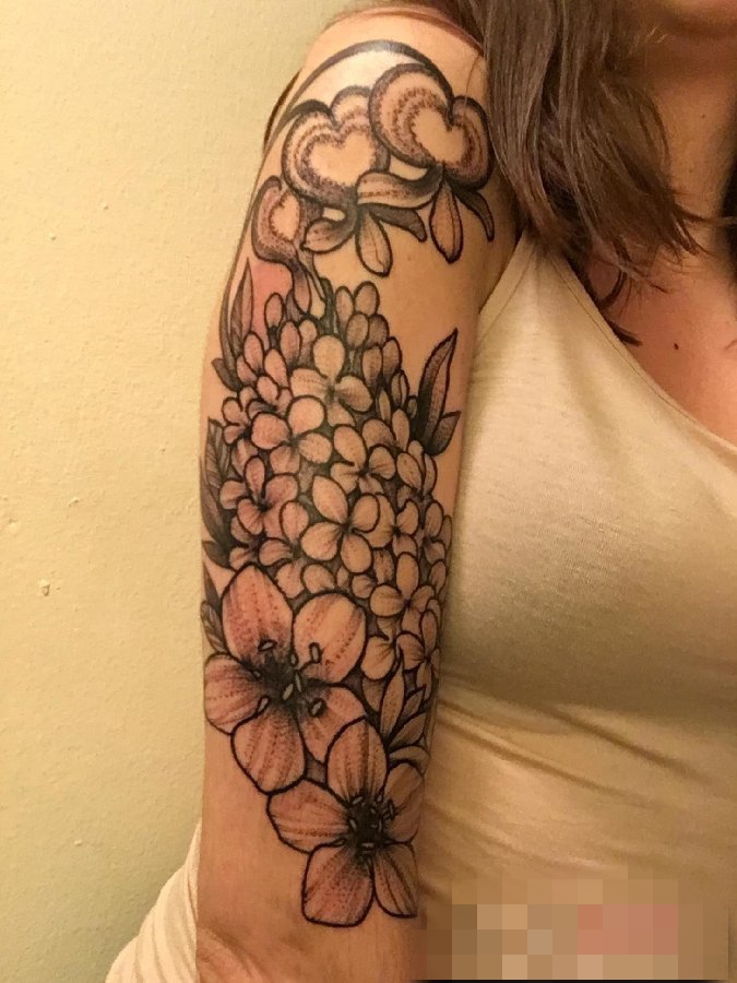 女生手臂上黑白色绣球花与桃花纹身图片