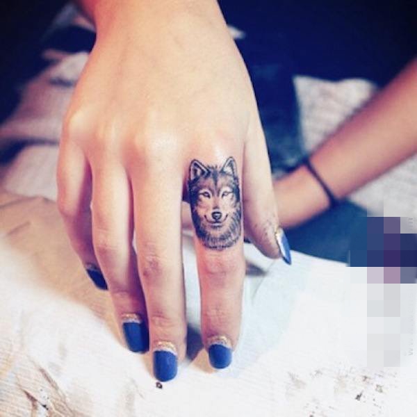 女生手指上黑色线条几何元素创意小图案纹身图案