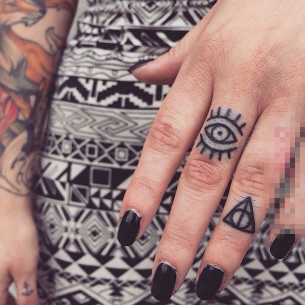 女生手指上黑色线条几何元素创意小图案纹身图案
