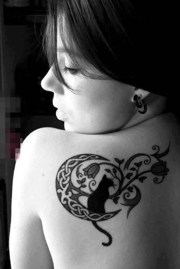女生背部黑色素描月亮上的小猫纹身图片