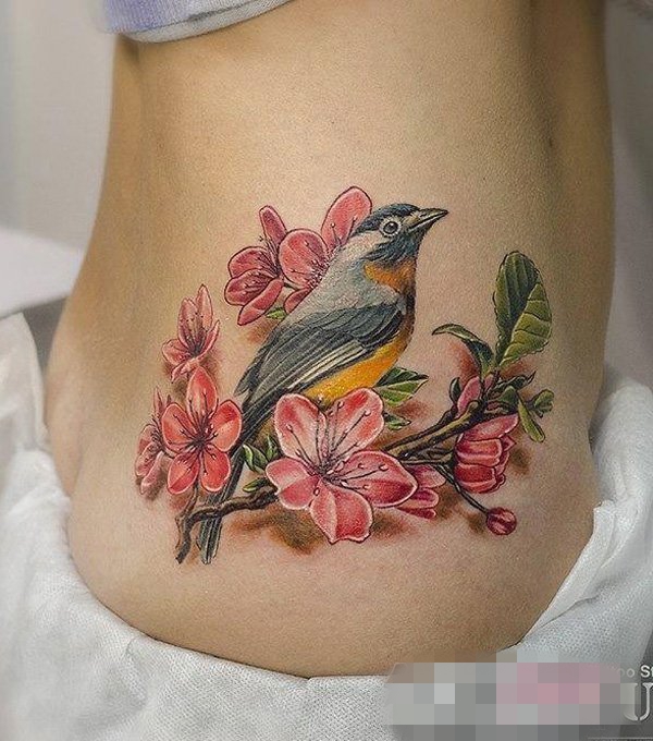 女生侧腰彩绘树枝上的小鸟和花朵纹身图片