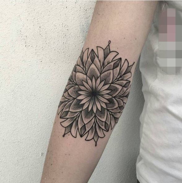 女生手臂上黑色素描创意花朵纹身图片