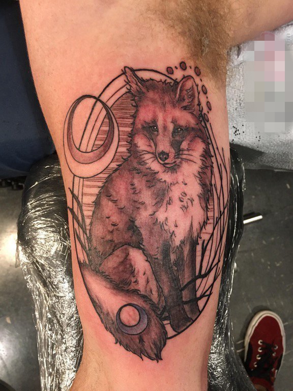 男生手臂上黑色素描创意小动物狐狸纹身图片