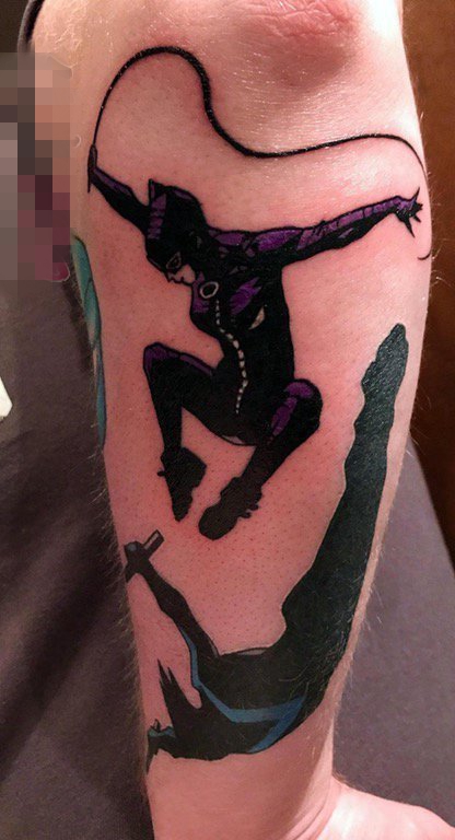 男生腿上彩绘个性蝙蝠侠动画纹身图片