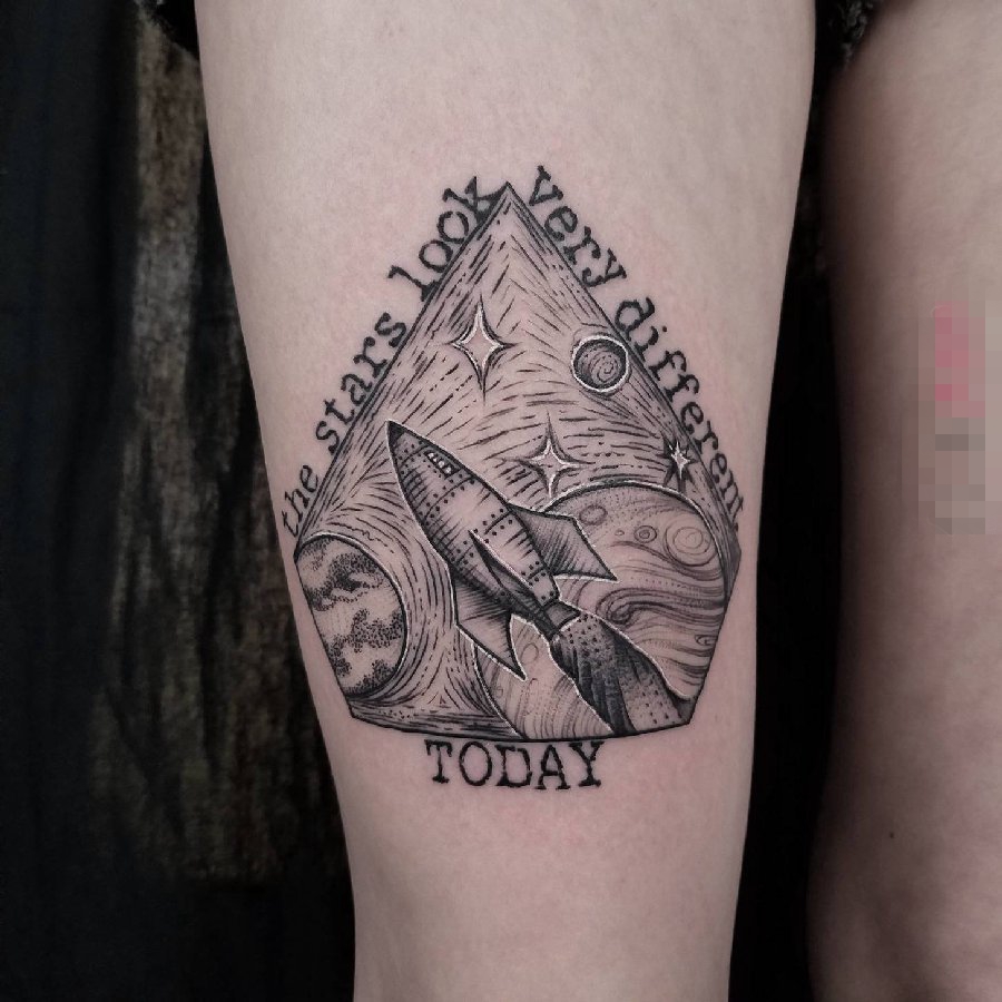女生大腿上黑灰点刺几何线条英文单词和火箭纹身图片