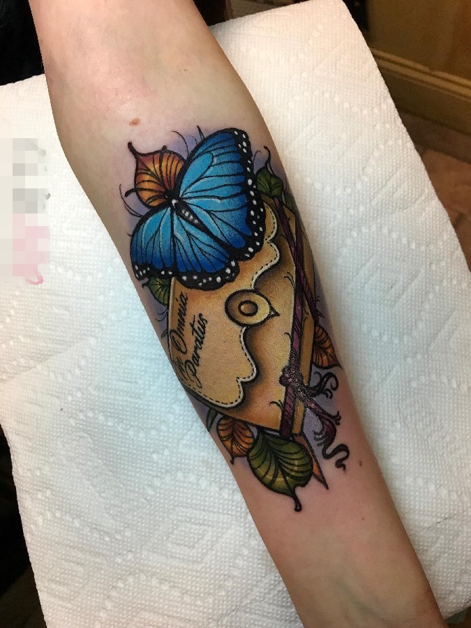 女生手臂上彩绘蝴蝶与信封纹身图片