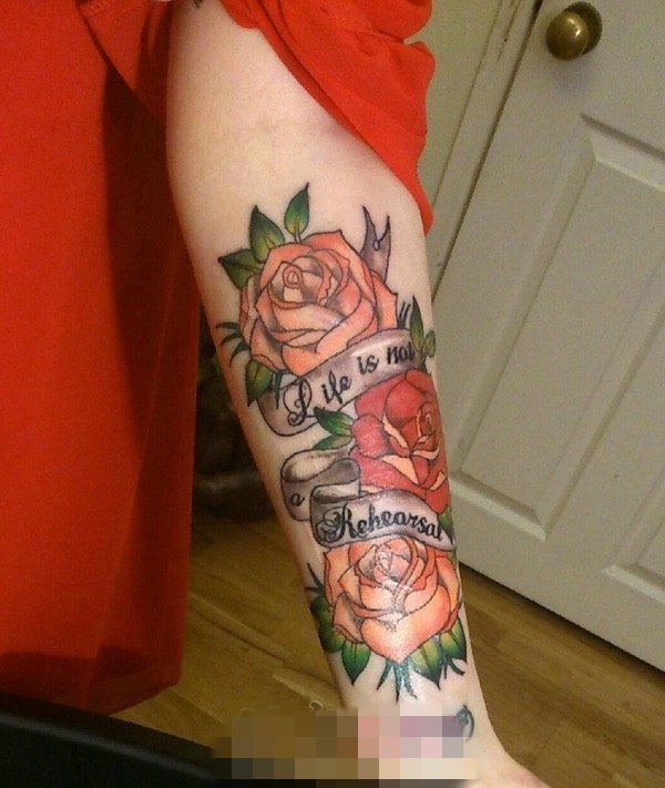 女生手臂上彩绘玫瑰花纹身图片