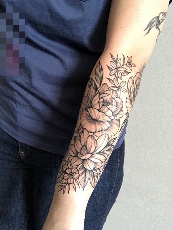 女生手臂上黑灰色线条花团纹身图片