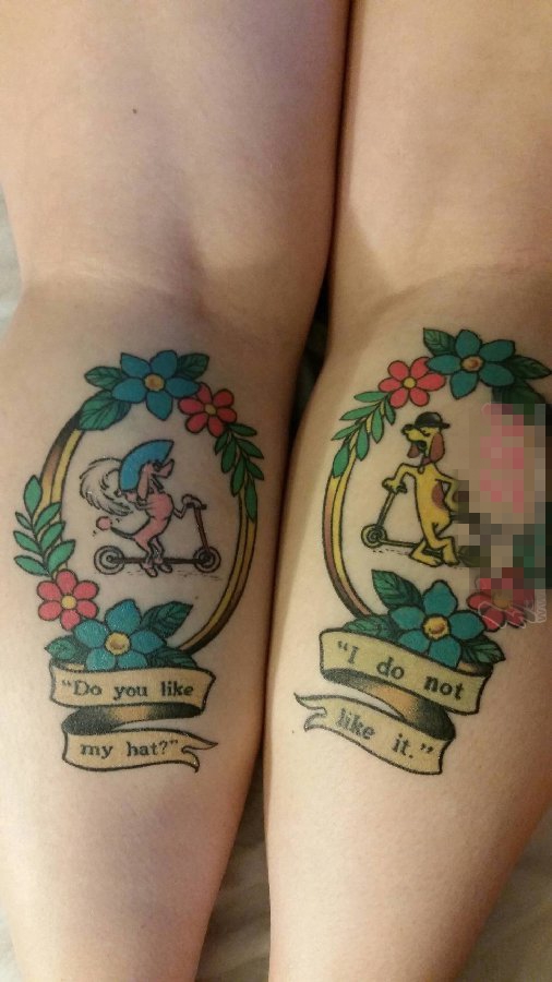 女生腿上彩绘清新花朵与小狗纹身图片