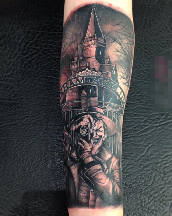 女生手臂上彩绘人物与城堡建筑物纹身图片