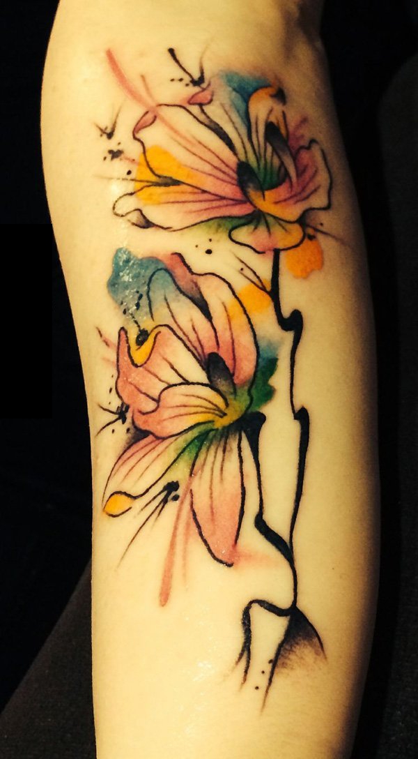 女生手臂上彩绘水彩泼墨花朵纹身图片