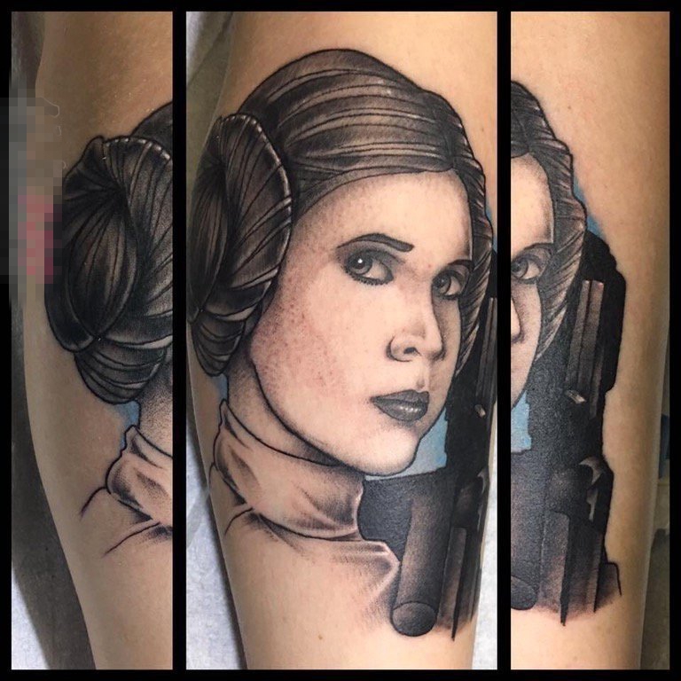 女生手臂上黑灰色素描人物肖像纹身图片