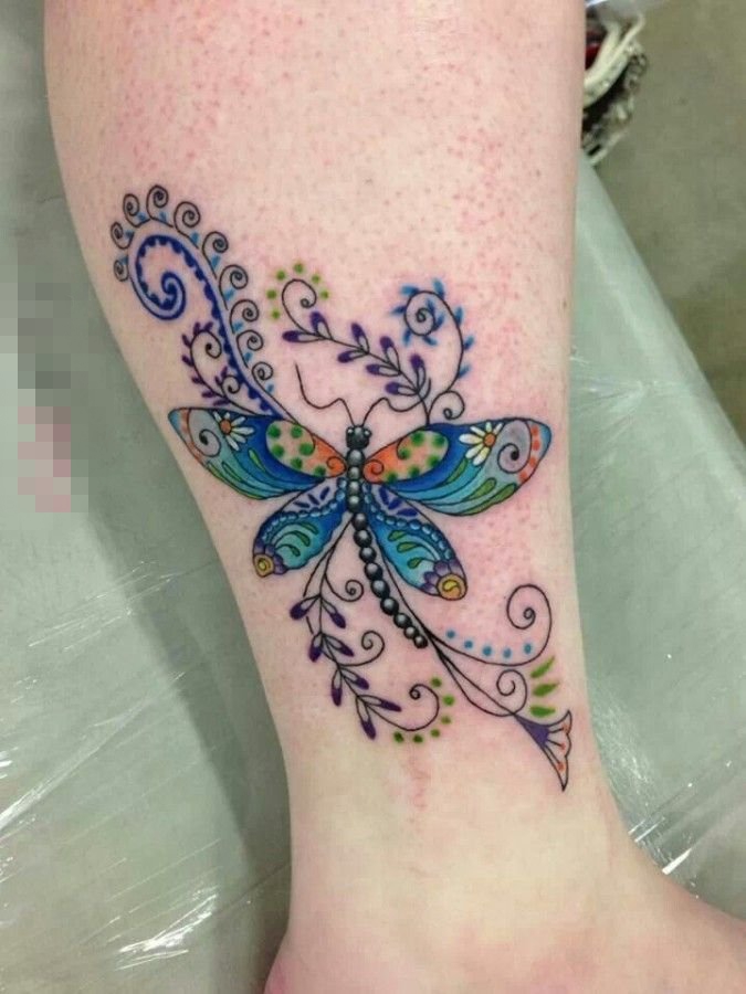 女生手臂上彩绘水彩创意花纹文艺小清新蝴蝶纹身图片