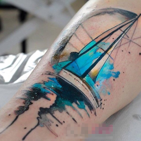 男生大腿上黑色线条素描帆船水彩泼墨纹身图片
