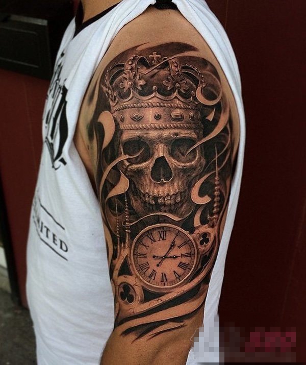 男生手臂上黑色素描创意个性骷髅头和怀表纹身图片