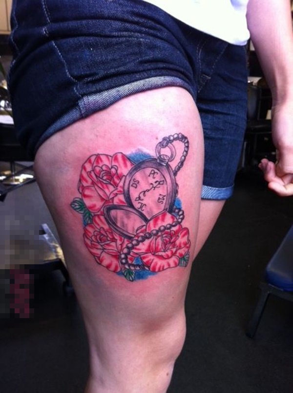 女生大腿上彩绘水彩创意花朵和怀表纹身图片