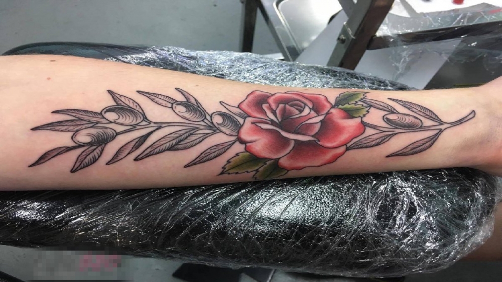女生手臂上彩绘技巧唯美花朵与树叶纹身图片