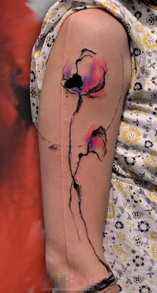 女生手臂上彩绘水墨唯美花朵纹身图片
