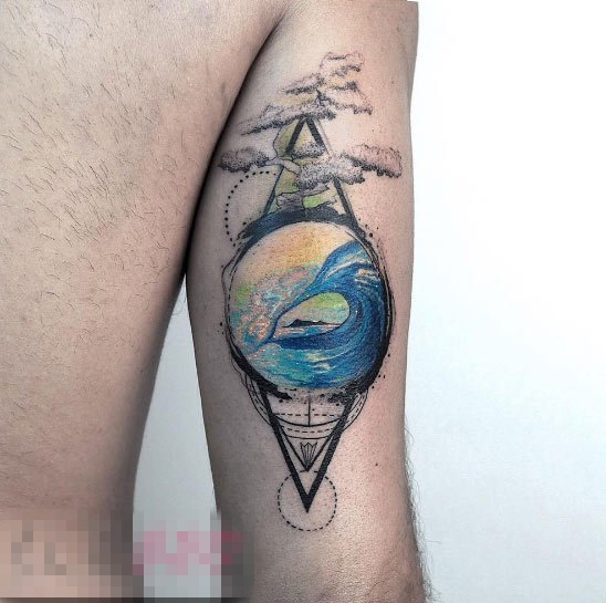 男生手臂上黑色线条素描点刺技巧花臂纹身图案