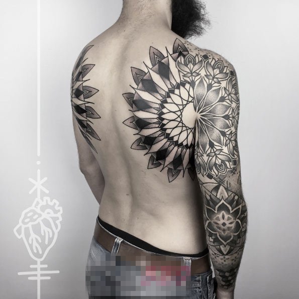 男生手臂上黑色线条素描点刺技巧花臂纹身图案