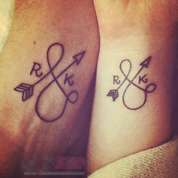 情侣手臂上黑色线条创意箭和花体英文纹身图片