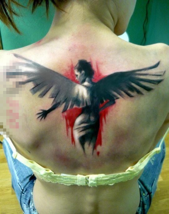 女生背部黑色素描点刺技巧翅膀纹身图片
