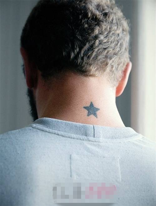 男生颈后黑色轮廓文艺小清新星星纹身图片