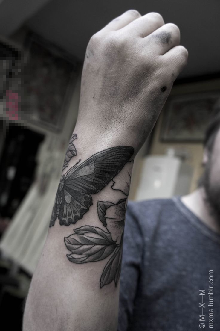 男生手臂上黑色点刺小动物蝴蝶纹身图片