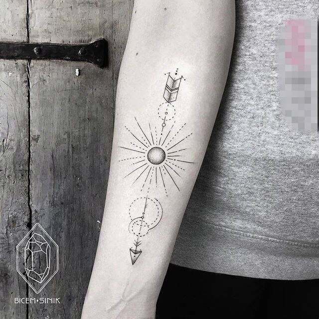 手臂上黑色线条素描几何元素创意个性纹身图案