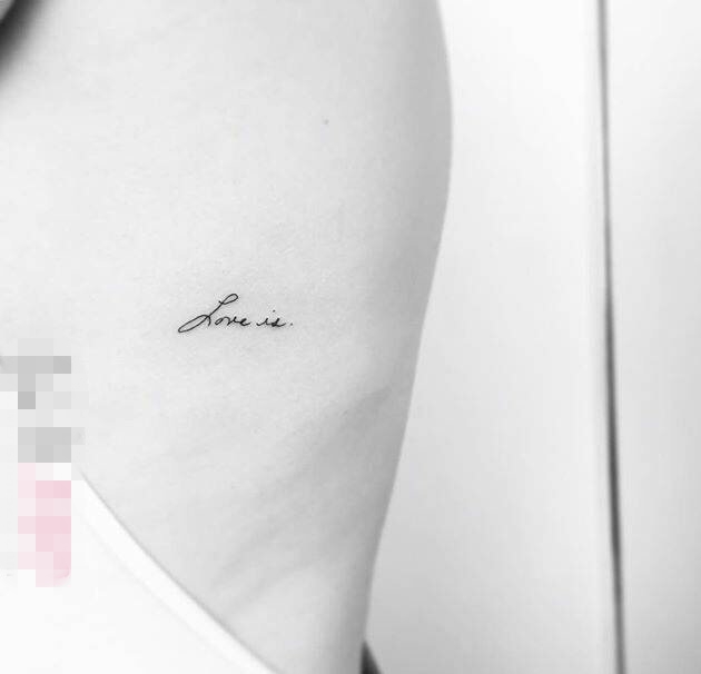 女生侧腰上黑色抽象线条有意义的英文单词纹身图片