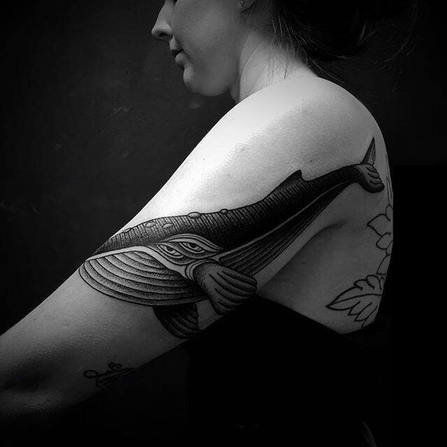 女生手臂上黑色素描点刺技巧动物鲸纹身图片