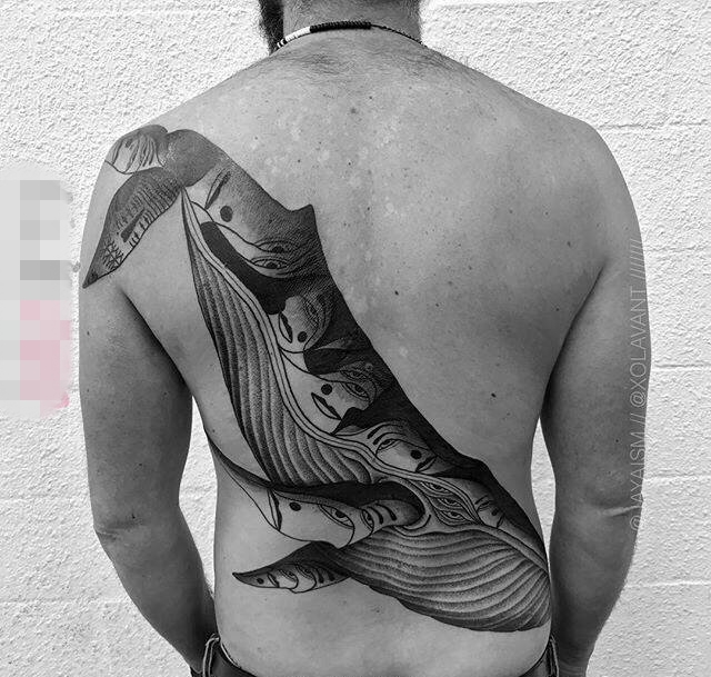 男生背上黑灰色简约线条点刺技巧鲸鱼纹身图片