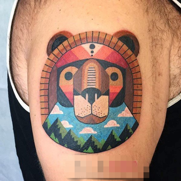 男生手臂上彩绘线条风景与狮子纹身图片