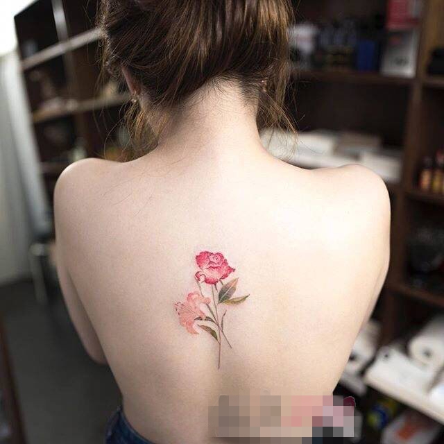 女生背部彩绘水彩创意文艺小清新花朵纹身图片