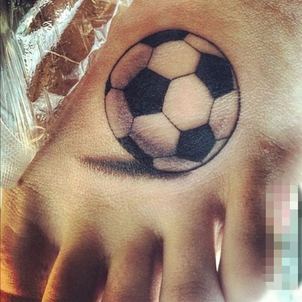 女生脚背上黑色线条素描点刺技巧创意足球纹身图片
