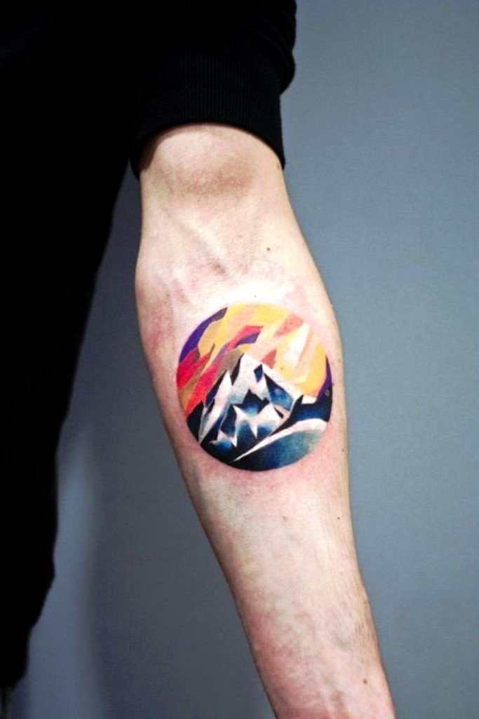 男生手臂上彩绘水彩创意个性雪山纹身图片