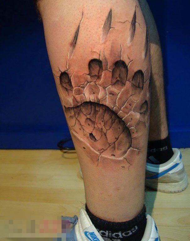 男生小腿上黑灰素描3d狗爪纹身图片
