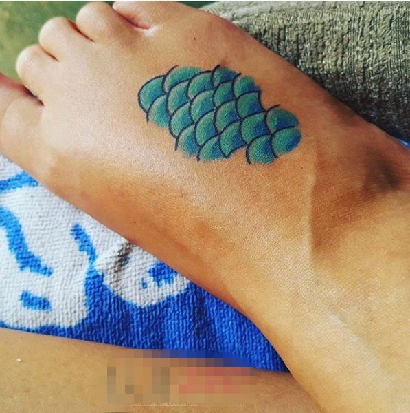 女生脚背上彩绘水彩文艺小清新树叶纹身图案
