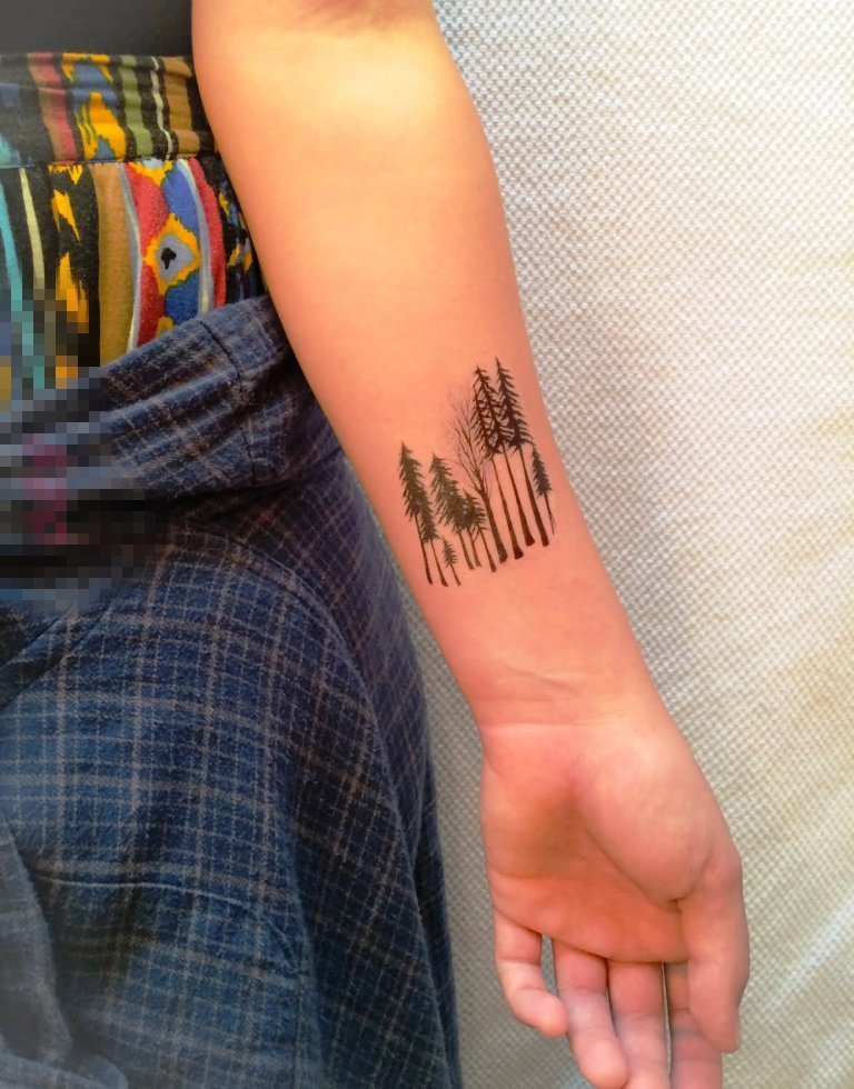 女生手臂上黑色素描创意森林纹身图片
