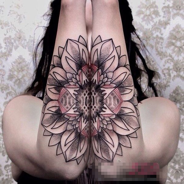 女生手臂上黑色素描点刺技巧创意梵花花纹对称纹身图片