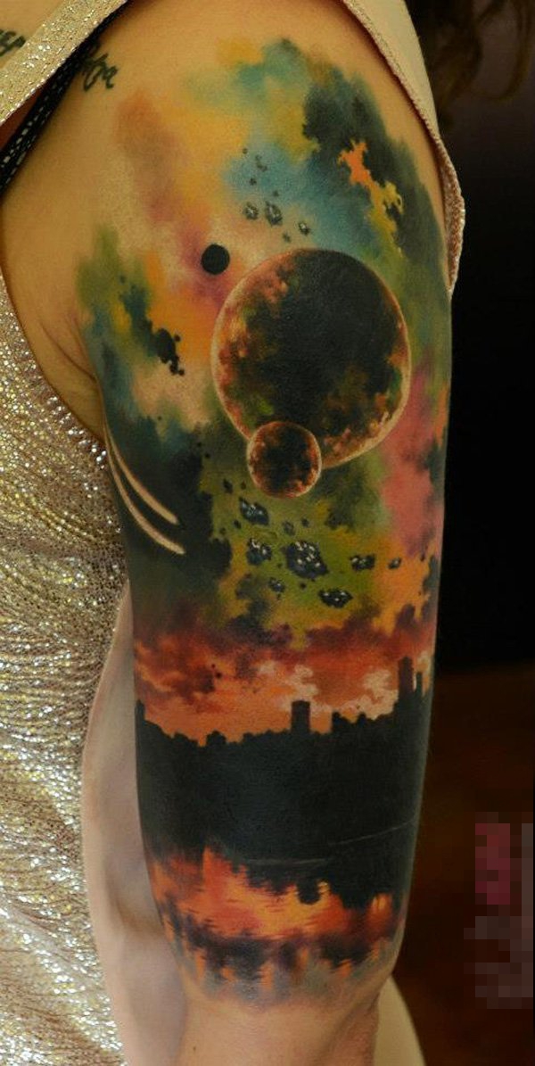 男生手臂上彩绘水彩创意落日星球风景纹身图片