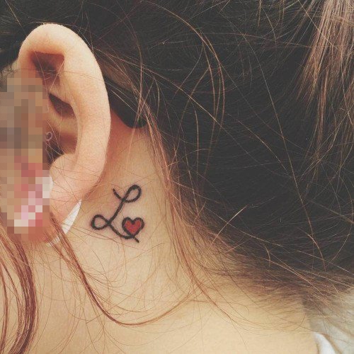 女生耳后黑色花体英文和红色心形纹身图片