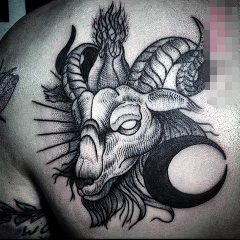 男生背部黑色素描点刺技巧动物羊头纹身图案