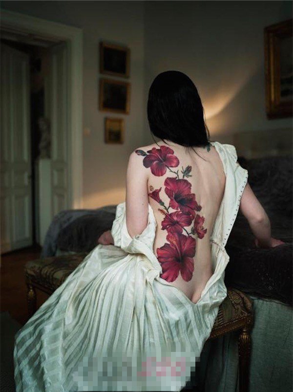 女生背部彩绘水彩创意花朵纹身图片