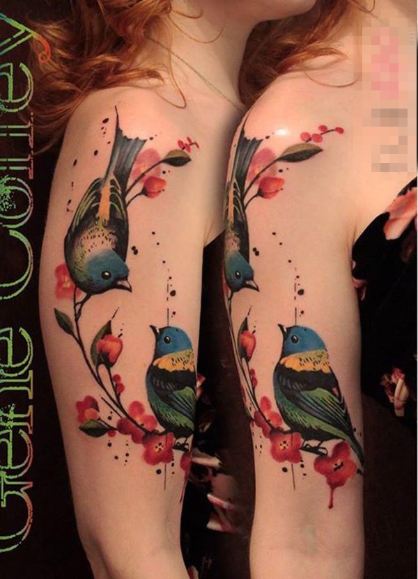 女生手臂上彩绘水彩创意个性小鸟和花朵纹身图片