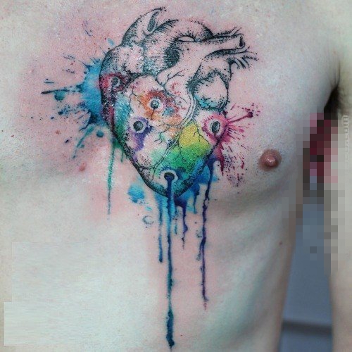 男生胸部彩绘泼墨抽象线条心脏纹身图片