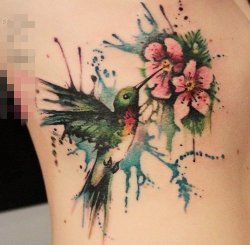 女生侧腰上彩绘水彩泼墨创意小鸟纹身图片