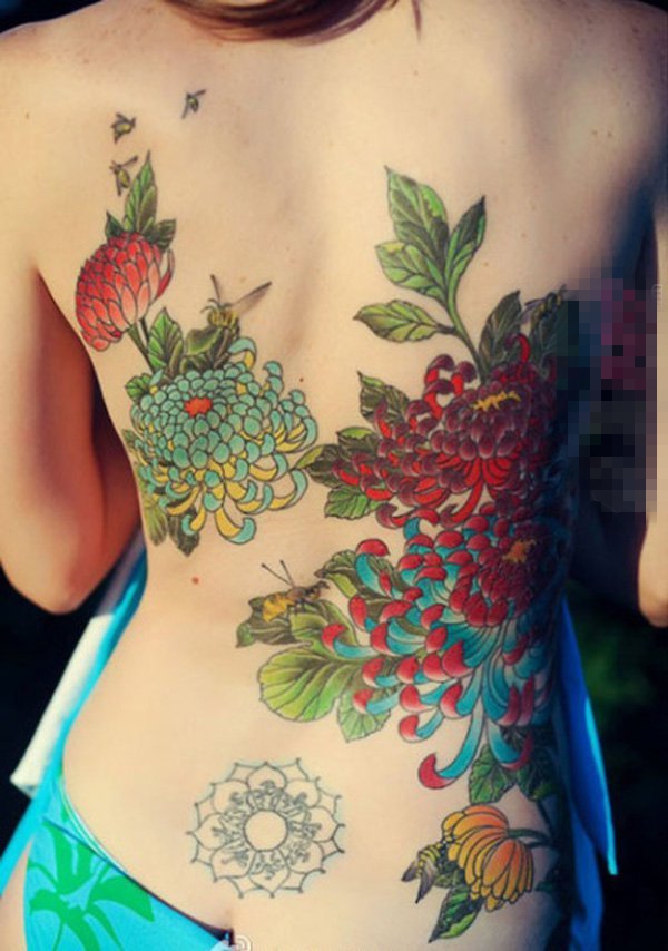 女生后背上彩绘植物素材艳丽花朵纹身图片