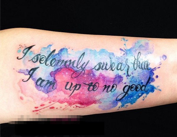 女生手臂上彩绘渐变花体英文纹身图片